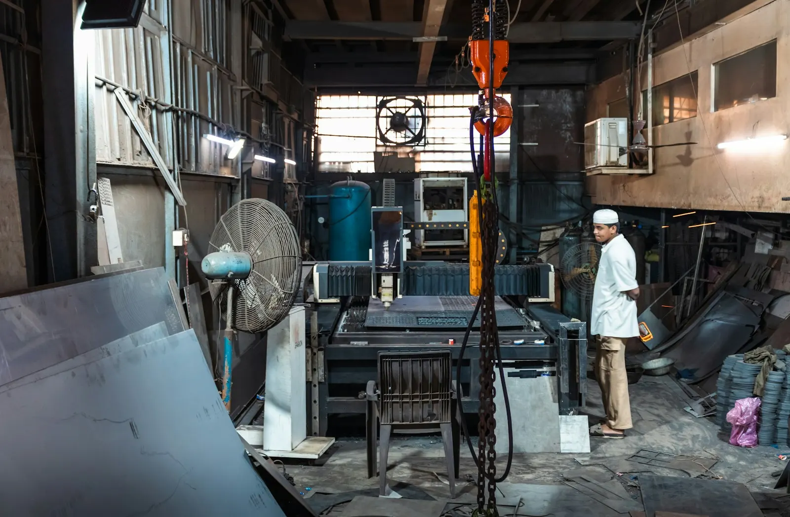 Homme debout dans un atelier industriel